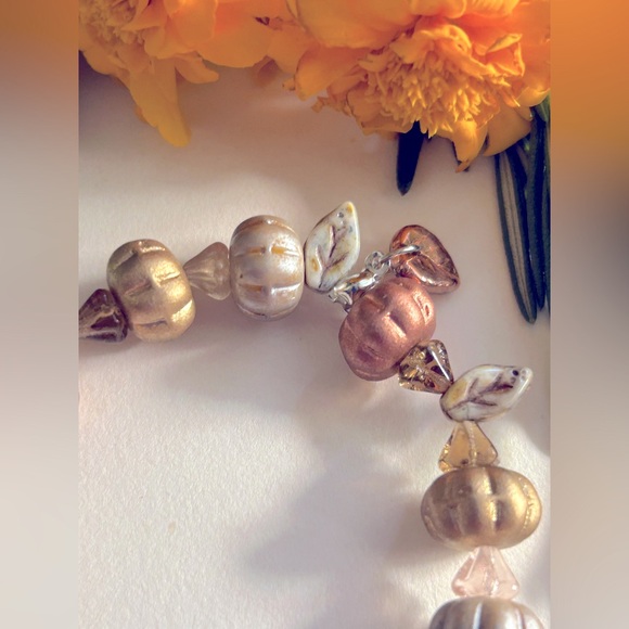 NWOT bracelet Pumpkins & Autumn Leaves metallics Czech Glass, charms, stretch - Picture 3 of 8